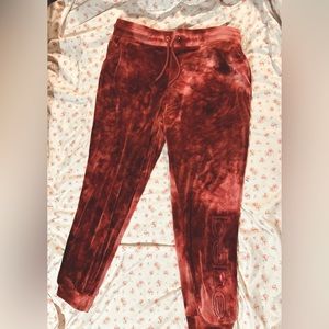 BEBE- red marble coloring design sweats in size (L)
